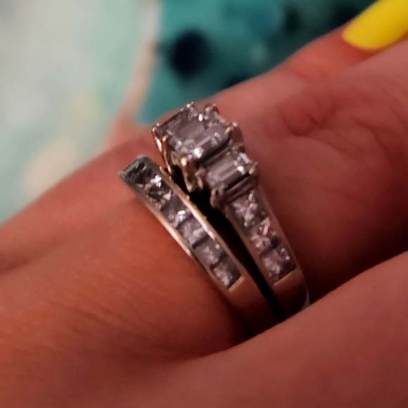 2 CT Diamond Engagement Ring w/ 1 CT wedding band - Picture 4 of 4